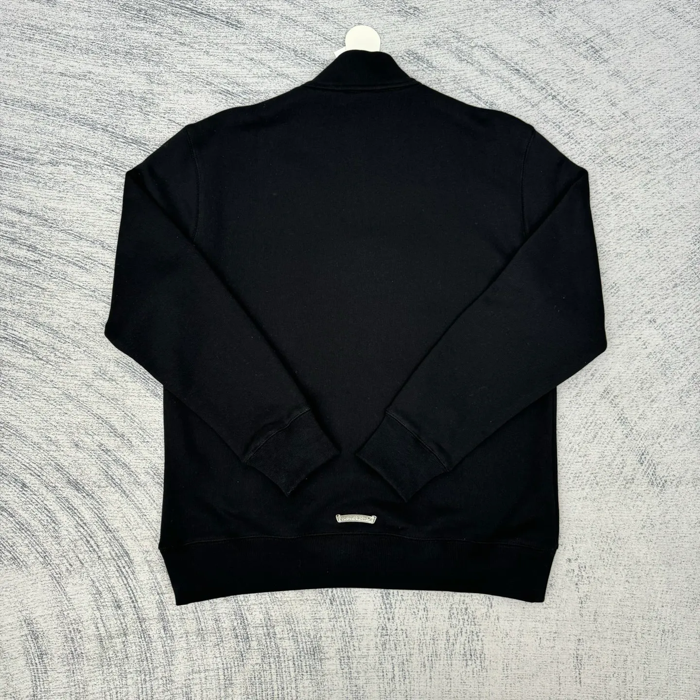 P406 Chrome Heart FW25 leather cross half-zip sweatshirt Size: S/M/L/XL Made of high-weight pure cotton terry fabric Pre-shrunk to ensure wearing stability Three-dimensional leather cross label Half-zip neckline with dagger-shaped zipper pull Combined with curved hem tailoring and kangaroo pocket